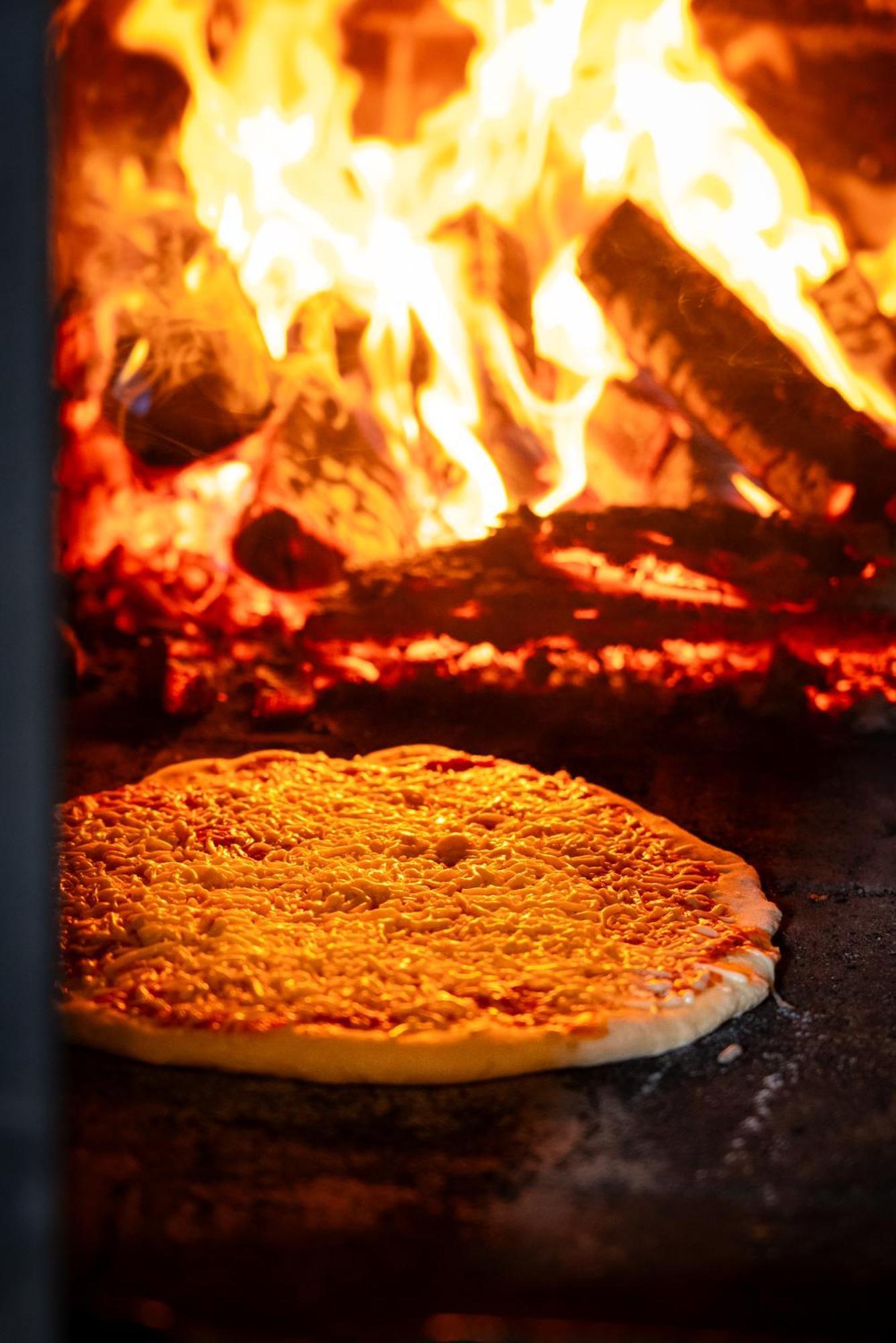 Dworek Ogrodniki, Caloroczny Dom Na Wylacznosc, Basen, Sauna, Las, Staw Rybny, Altana Grillowa, Ognisko, Pianino, Kominek, Piec Chlebowy, Duza Ogrodzona Posesja Tuczna Esterno foto